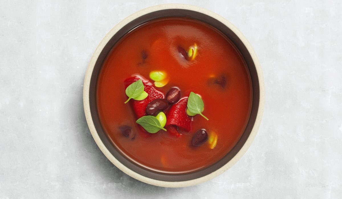 Суп-пюре из томатов с фасолью кидни, эдамаме и болгарским перцем