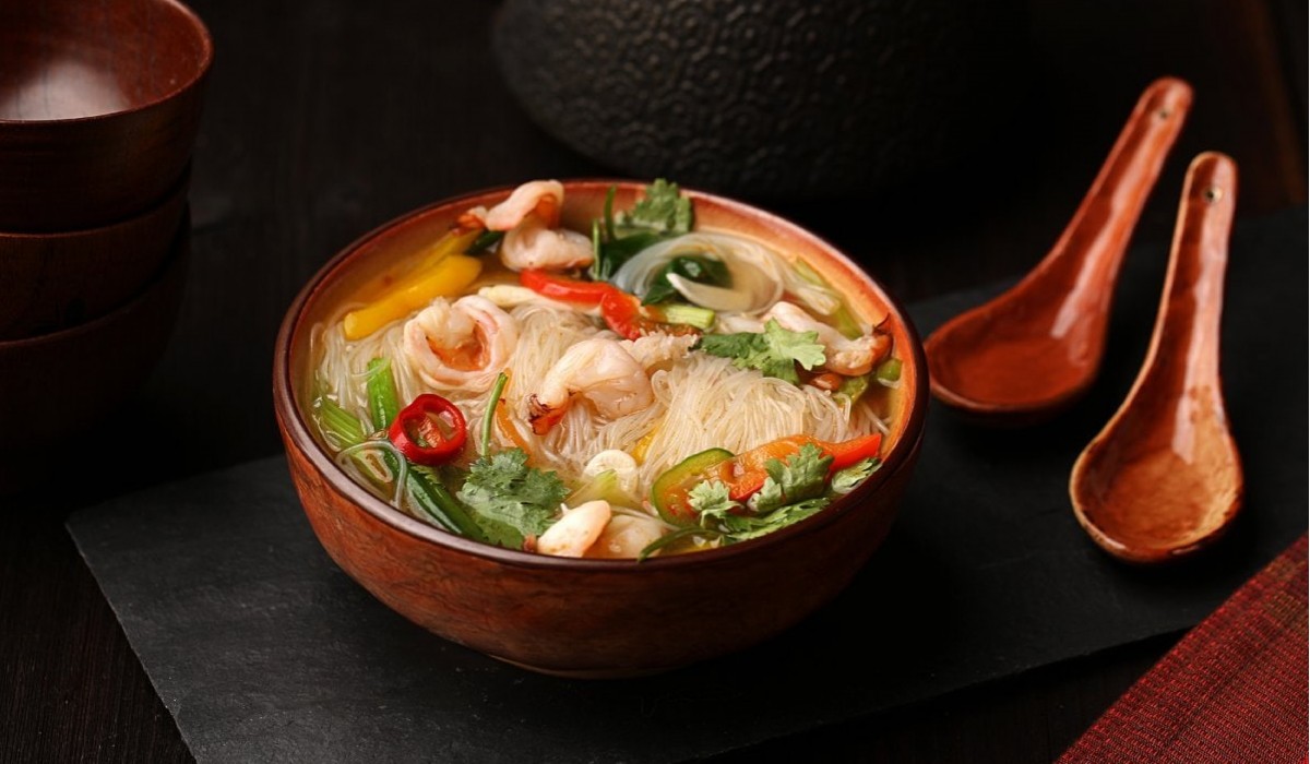 Азиатский суп с лапшой и креветками